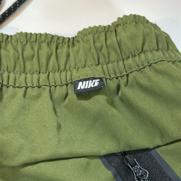Men’s Nike Sportswear Woven Unlined Commuter Pants - Picture 9 of 12